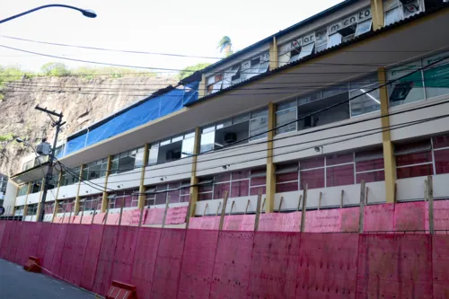 Tapumes permanecem na entrada devido às obras na fachada