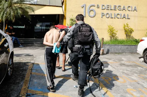 Um adulto preso e dois menores apreendidos com drogas na Muzenza por policiais da Delegacia de Roubos e Furto de Cargas (DRFC)