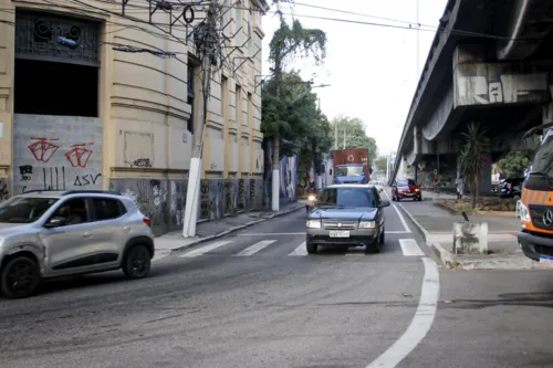 Apesar das faixas de pedestres, não há sinais de trânsito no trecho