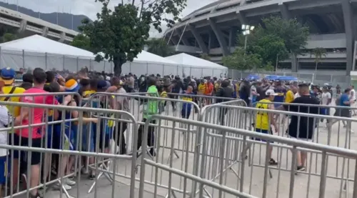 Até o momento, não há relatos de invasão ao interior do estádio