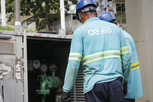 Uma equipe da Águas do Rio está no local onde a bomba está instalada