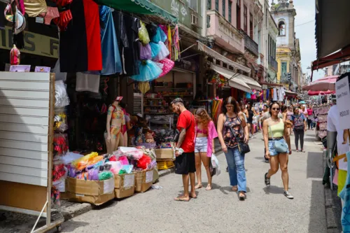 Rua da Alfândega possui uma diversidade de fantasias e adereços