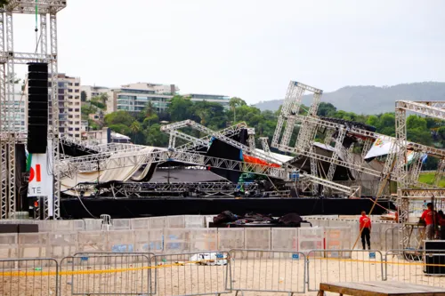 A estrutura do palco montado na Praia de Icaraí desabou