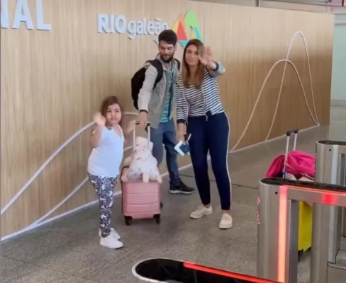 Pequena embarcou com o pai e a mãe