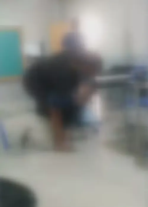 Imagem ilustrativa da imagem Aluno aplica ‘mata-leão’ em professor dentro de sala; vídeo