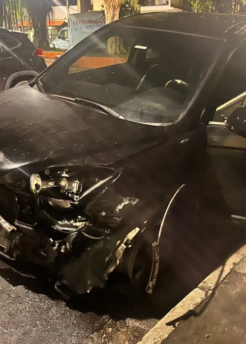 Carro ficou completamente destruído após o acidente