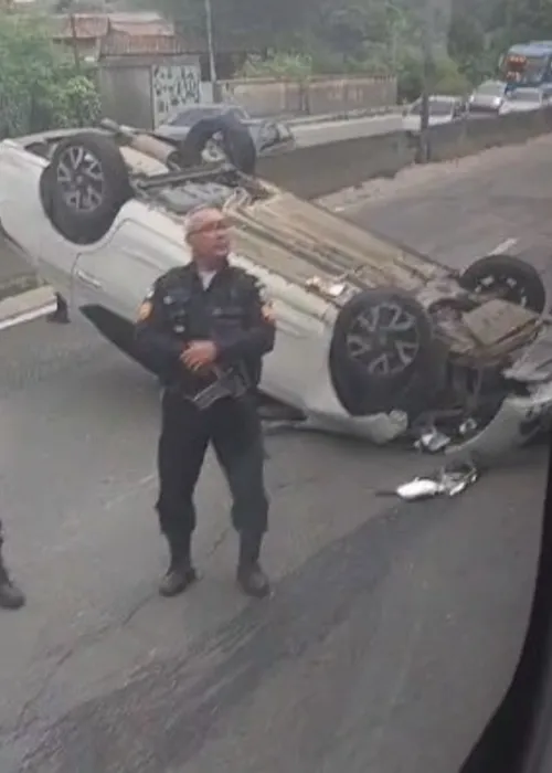 Policiais militares estão no local