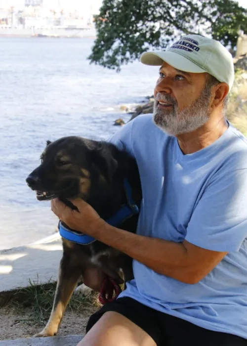 O aposentado Sebastião Fernando ao lado do cão de estimação