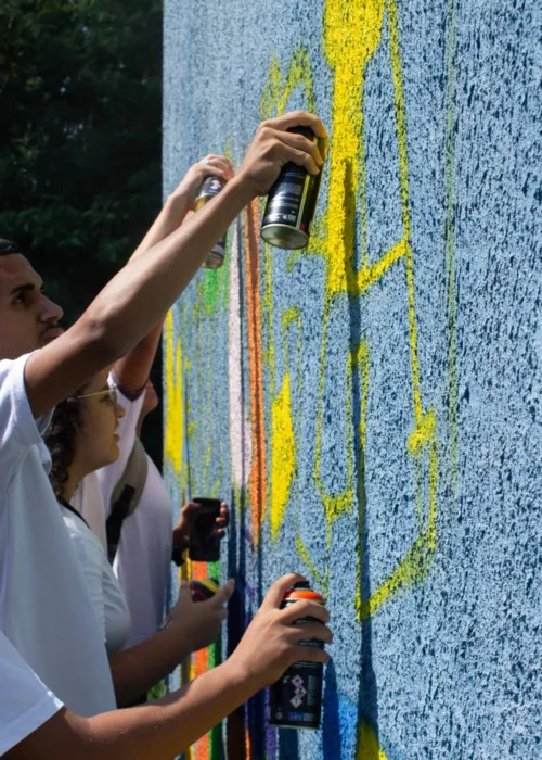 Alunos participaram de uma oficina de desenho de caligrafia de grafite