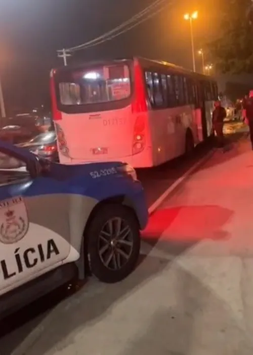 Os criminosos já haviam assaltado vários veículos antes de renderem o motorista do ônibus da linha 771