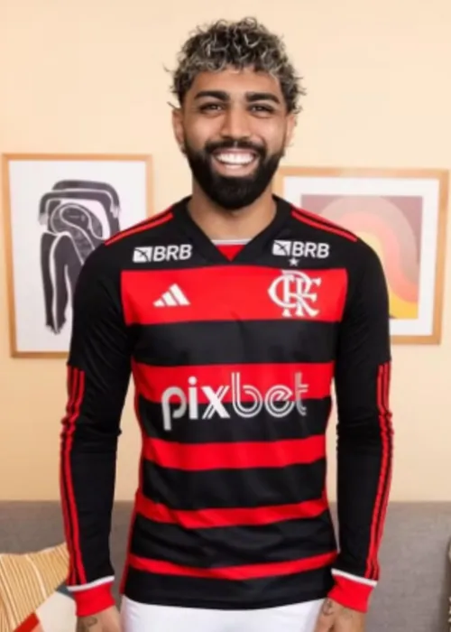 Gabigol posa com o modelo de mangas longas