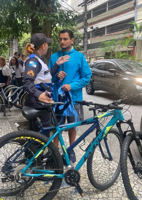 Bicicletas estavam presas por cadeado, o dono de uma delas chegou a conversar com a polícia