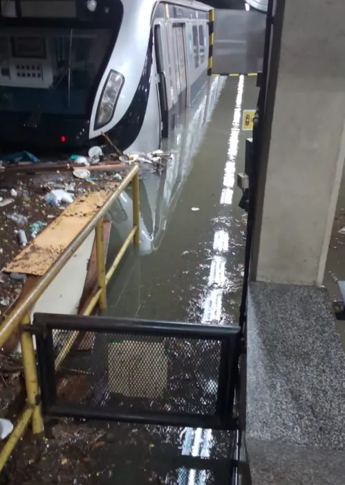 O metrô no Rio também foi inundado pelas águas do temporal