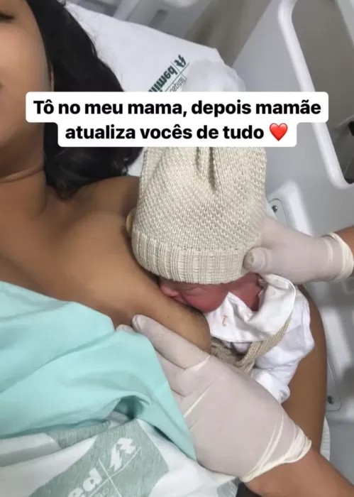 Ary Mirelle emocionou os seguidores ao publicar a primeira foto amamentando