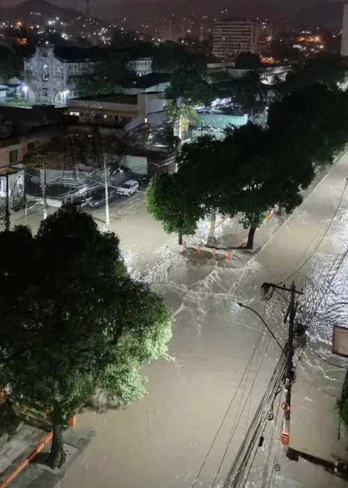 Alameda São Boaventura ficou completamente alagada