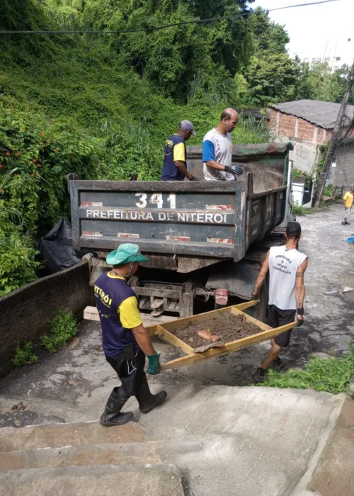 Equipe realizou a limpeza e a desobstrução da ponte