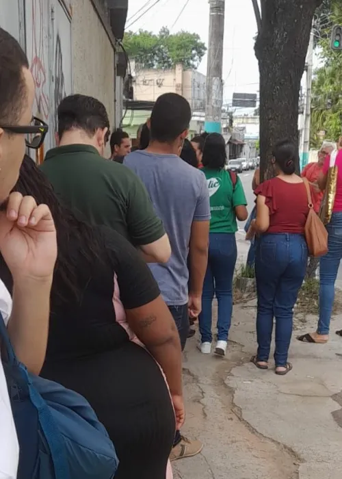 Cerca de 20 pessoas se uniram na porta do sindicato