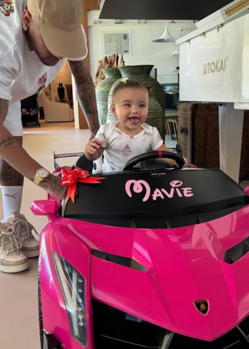 Neymar mostrou a pequena Mavie radiante e sentada em seu mini carrinho