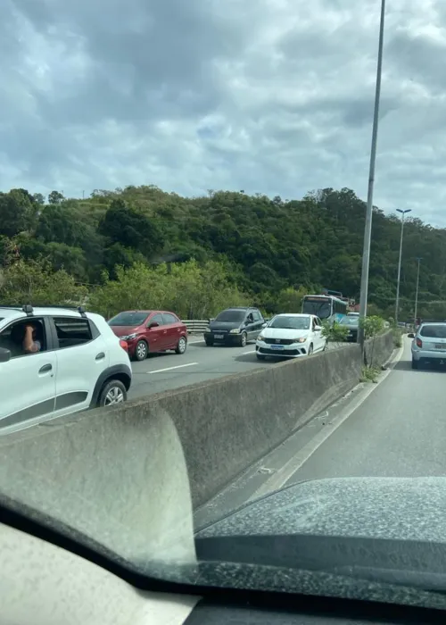 Imagem ilustrativa da imagem Ônibus enguiçado na Alameda complica trânsito no acesso à Ponte