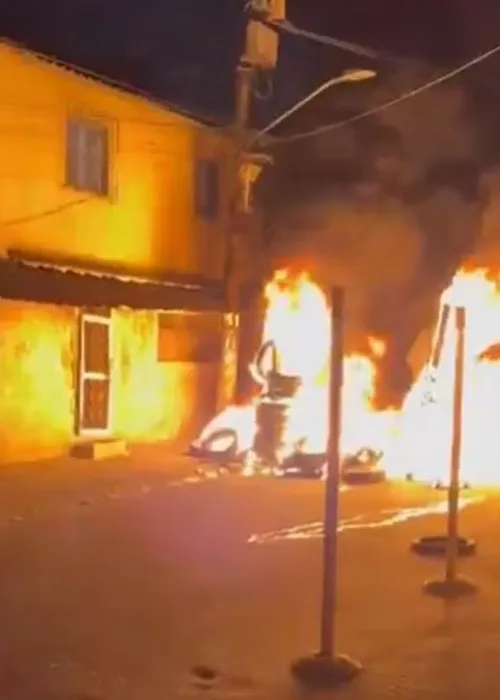 Traficantes atearam fogo a barricadas para tentar conter o avanço da PM