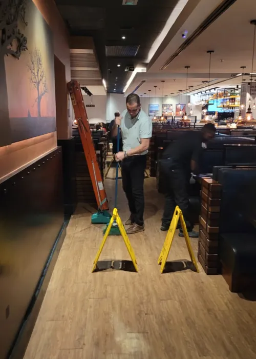 Imagem ilustrativa da imagem Parte de teto cai dentro de restaurante famoso em Niterói; vídeo