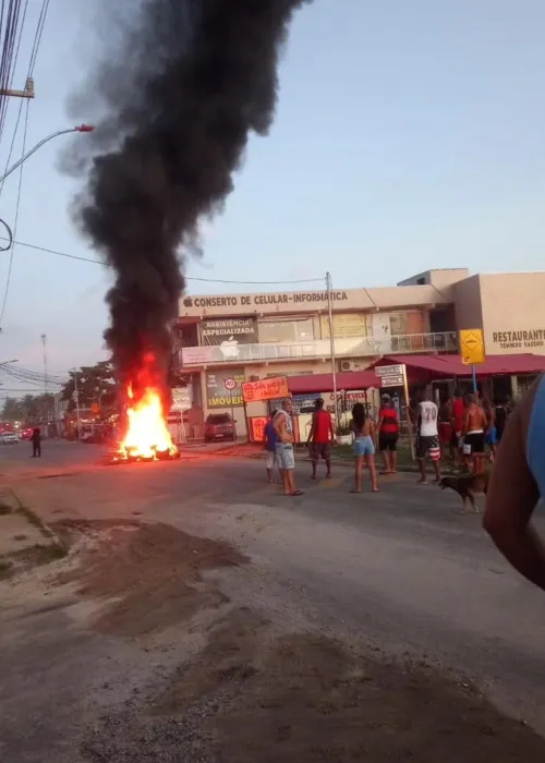 Moradores de Itaipuaçu fizeram protesto no início da noite desta segunda-feira (15)