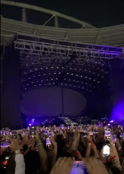 Luzes do palco se apagaram na introdução do show