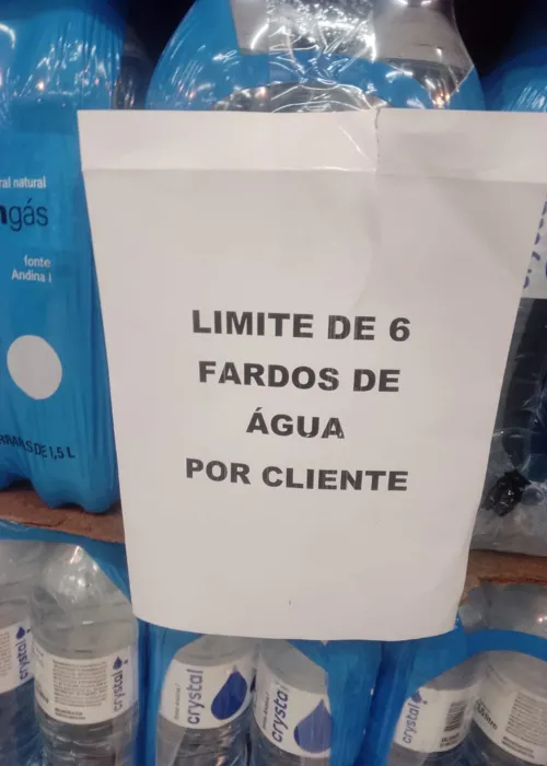 Imagem ilustrativa da imagem Supermercados reforçam estoques de água mineral nas prateleiras