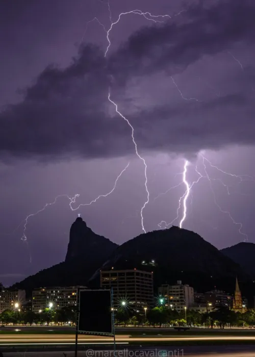 Tempestade da noite de sábado foi marcada por muitos raios