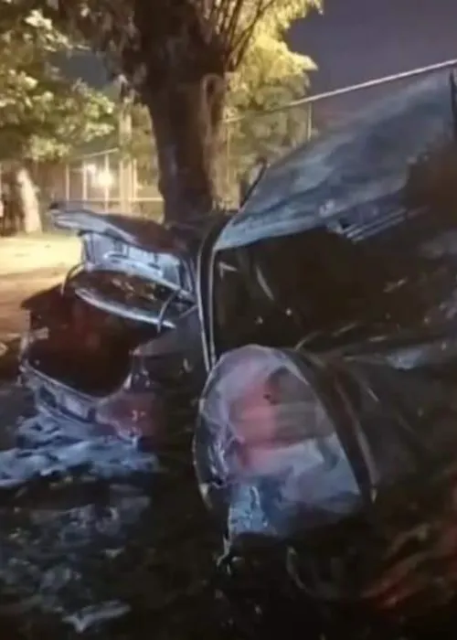 Carro dos criminosos ficou destruído