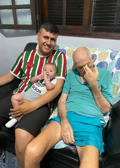 Gabriel com o filho João Gabriel, no colo; e o avô Acedino Martins, ao lado