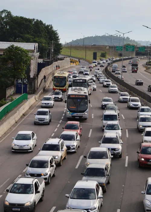 Por conta do tombamento, duas faixas da direita foram interditadas e há lentidão