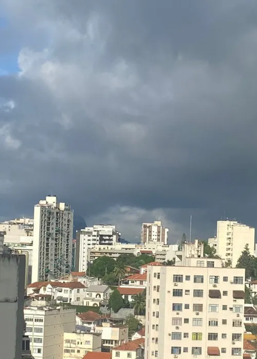 Em Icaraí, na Zona Sul de Niterói, já é possível ver nuvens cinzas no céu