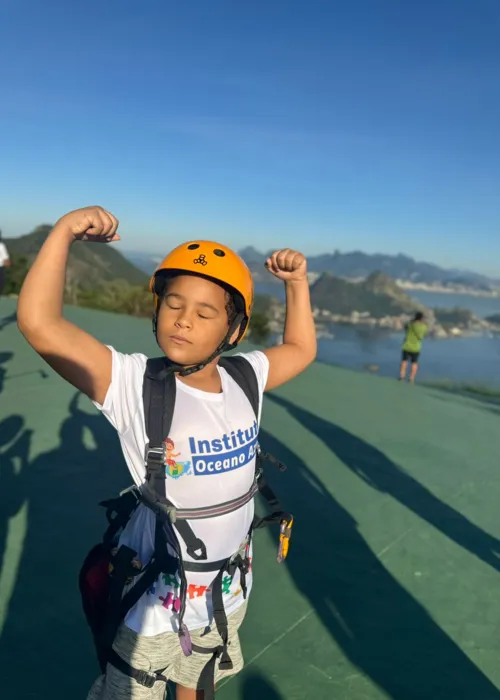 O pequeno Pedro se aventurou pulando de parapente