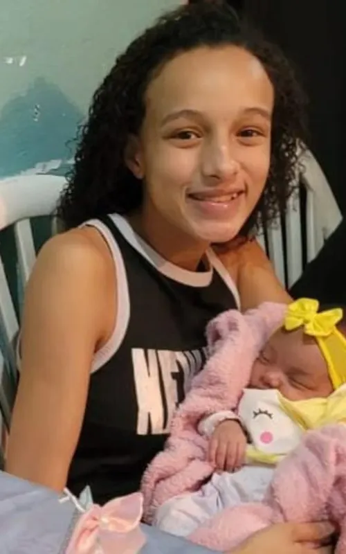 Familiares buscam por Maria Clara da Conceição Honorato, de 16 anos, e sua filha, Mahya, de 4 meses