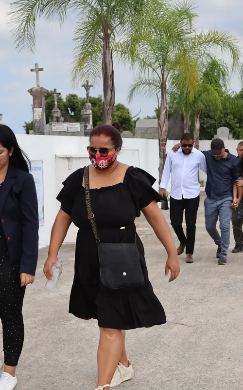 Advogada de defesa de Érica, Ana Carla de Souza Corrêa (segurando a bolsa) foi ao enterro