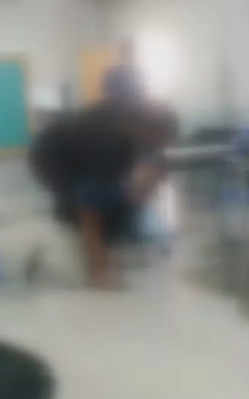 Imagem ilustrativa da imagem Aluno aplica ‘mata-leão’ em professor dentro de sala; vídeo