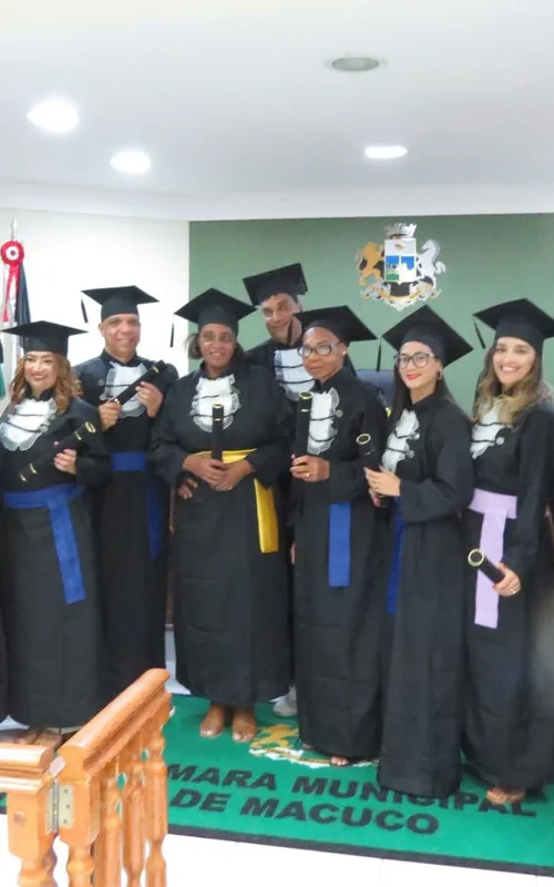 A formanda com os demais alunos da turma: 'Gratidão'