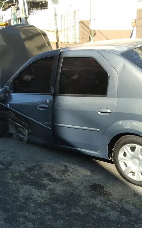 Carro ficou parcialmente destruído