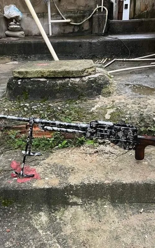 Armamento de guerra foi apreendido pela polícia na comunidade