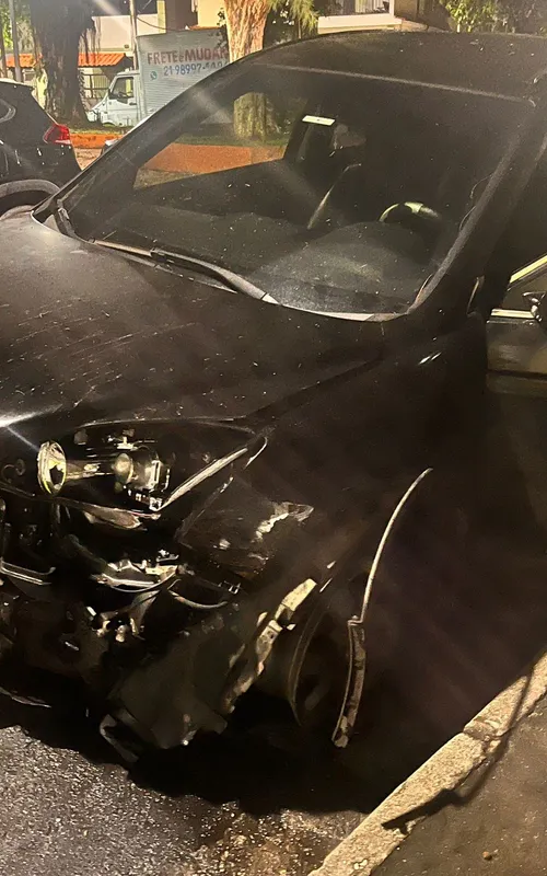 Carro ficou completamente destruído após o acidente