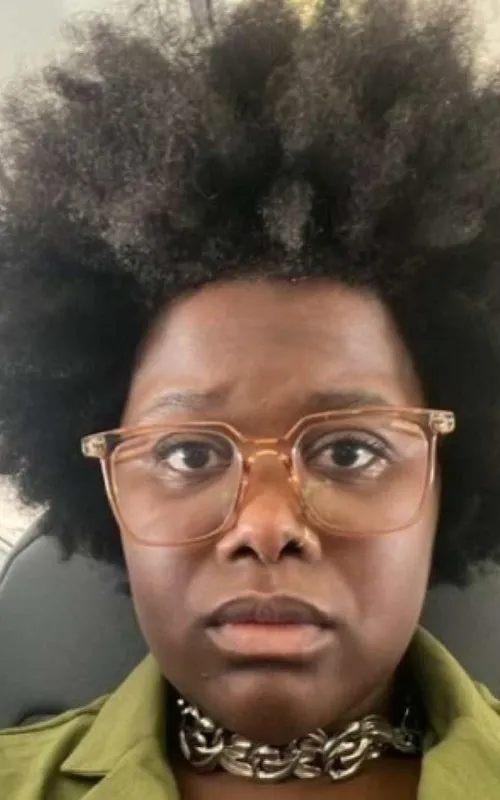 Ela relatou que uma funcionária do aeroporto solicitou a revista de seu cabelo