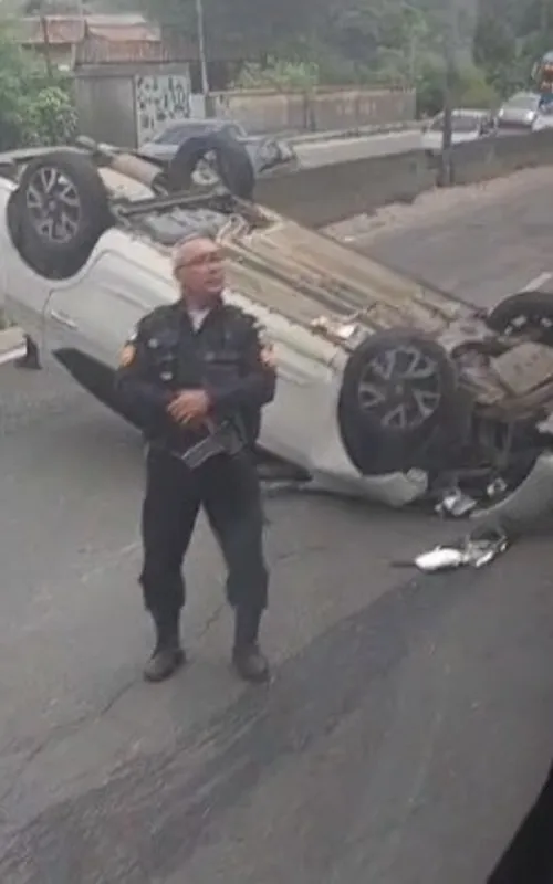 Policiais militares estão no local