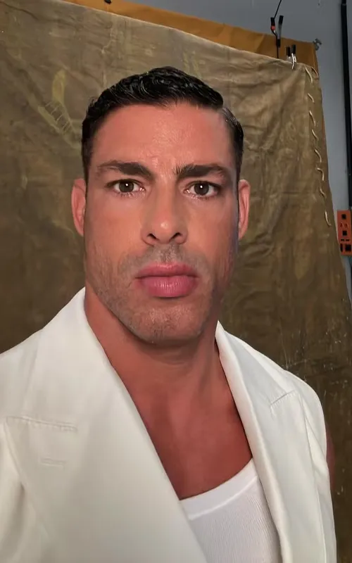 Cauã Reymond surpreende ao mostrar novo corte de cabelo.