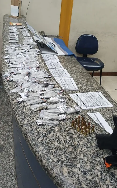 Apreensões feitas no Beco do Borracheiro; caso está sendo registrado na 42ª DP (Recreio)