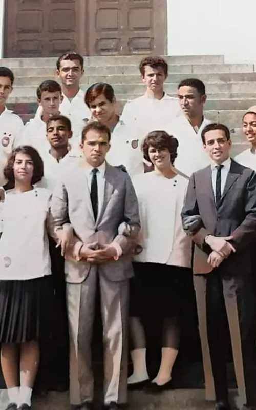 Alunos e professores na escadaria de acesso do Colégio São Gonçalo, em 1964