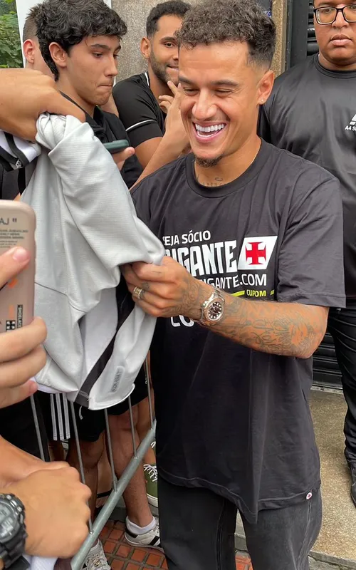 Na saída da coletiva, Coutinho tirou fotos e deu  autógrafos aos torcedores