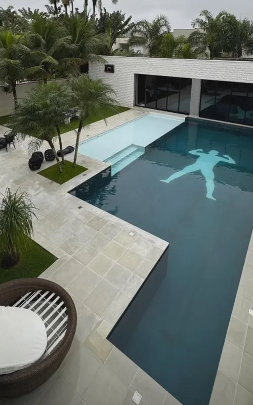 A imagem mostra um desenho do jogador do Flamengo no fundo da piscina