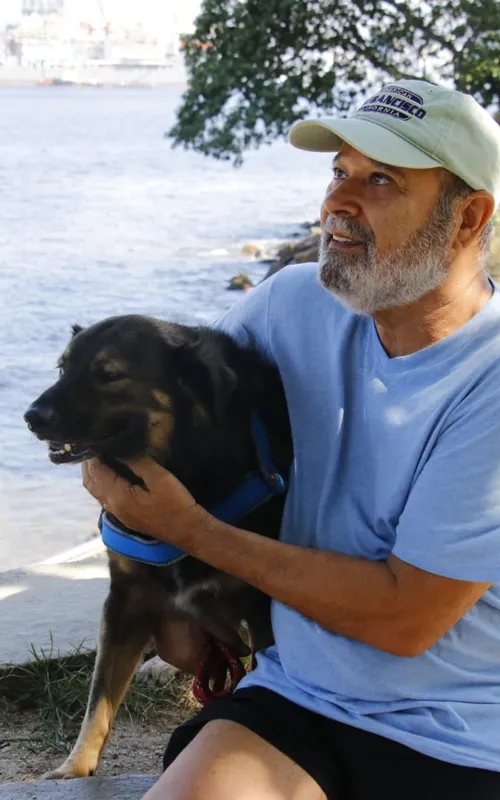 O aposentado Sebastião Fernando ao lado do cão de estimação
