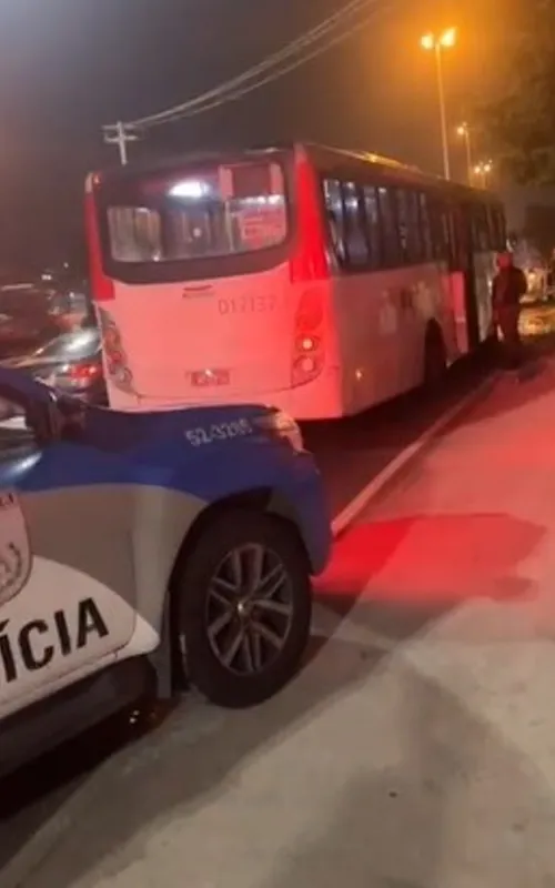 Os criminosos já haviam assaltado vários veículos antes de renderem o motorista do ônibus da linha 771